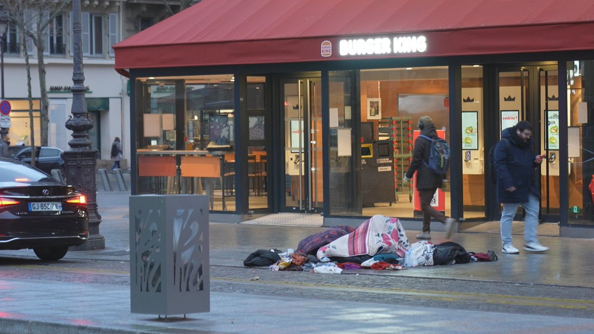 Sortie de mon doc "Femmes SDF, sans toit ni droits" sur <a href="/publicsenat/">Public Sénat</a> à la rencontre de celles qui se cachent pour échapper à la violence de la rue. Avec les très belles images de <a href="/JonathanDUPRIEZ/">Jonathan DUPRIEZ</a> <a href="/fabrecker/">Fabien Recker</a> et <a href="/cecilesixou/">cecile sixou</a> 
À voir ici👇 youtu.be/CF1fHdH-_Jo?si…