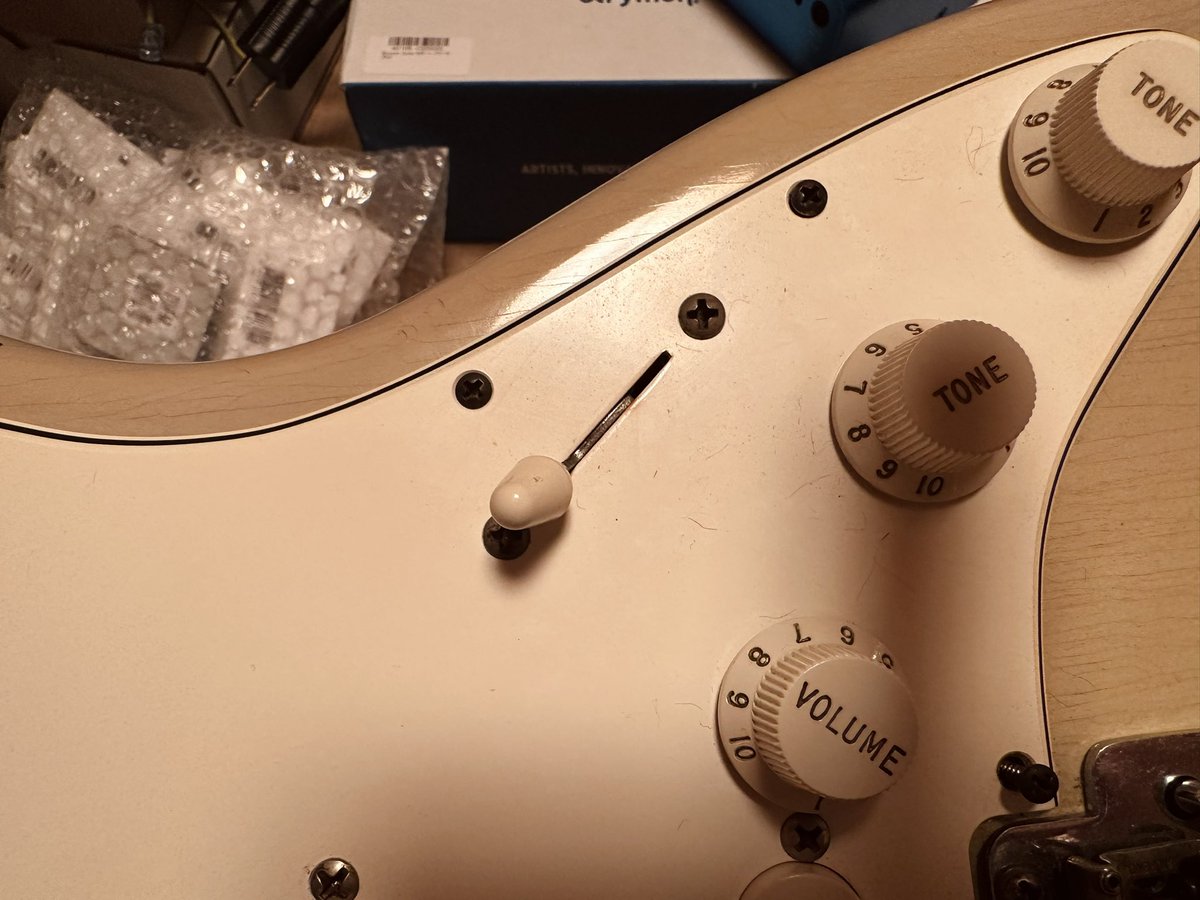girlsellsgears's tweet photo. ジョン・メイヤーmodの63ストラト興味ある方いませんか。
PUをKlein Jazzy Catに、コンデンサーをビンテージレッドダイムに交換
ボディー材はローステッドアルダー
重さ3.31kg
Fender Custom Shop Stratocaster 1963 Relic
#機材売ります
#ギター売ります
#エフェクター売ります
#JohnMeyer https://t.co/CnhgRolThq