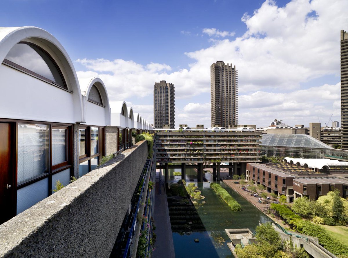 Happy birthday to the Barbican, which opened in 1982, 42 years ago. 🎈 The @BarbicanCentre in London is a famous example of Brutalist architecture. The coarse concrete surfaces of its 3 towers and 13 terrace blocks were built between 1965 and 1976 on a bomb-ravaged site.