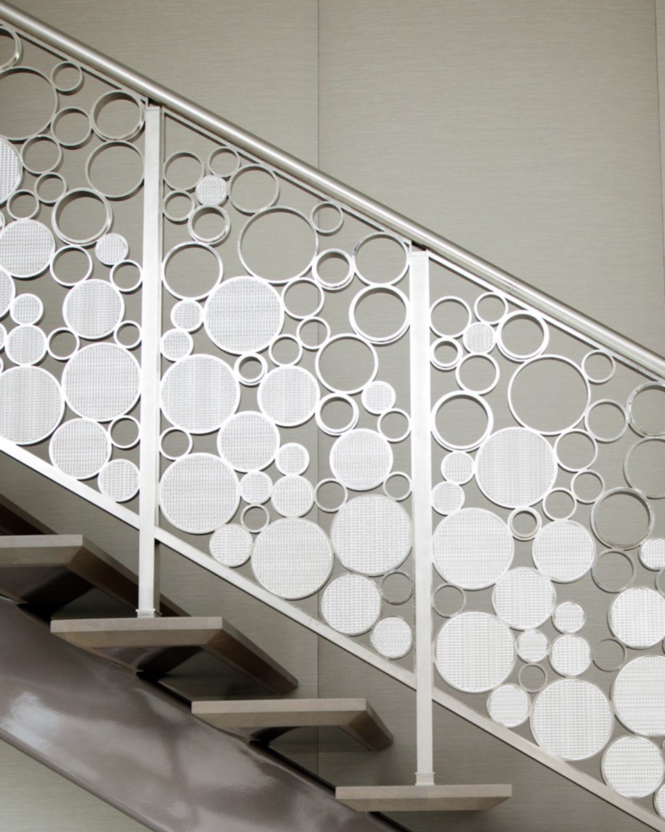 Discover the elegance in every step.

#MandarinOrientalParis #details #staircase