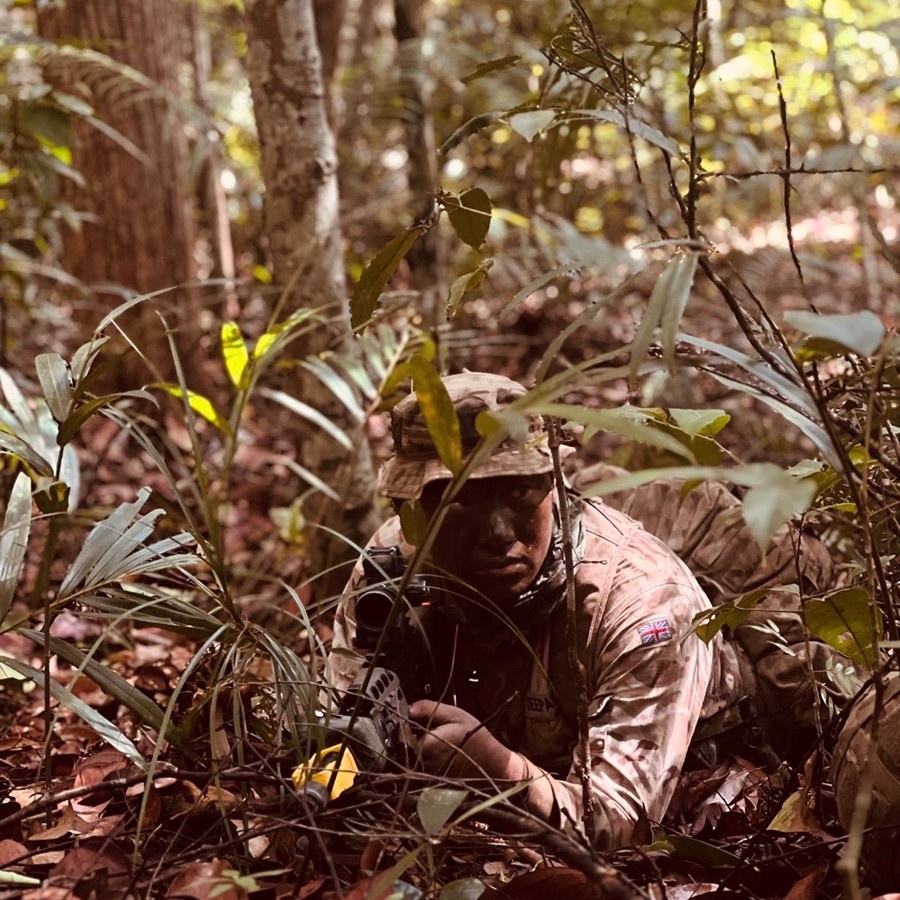 Our newest Tracking Instructors get a little bonus tuition from world famous tracker, @Ray_Mears The Operational Tracking Instructors' Course takes place over 6 weeks in Brunei's jungle. Three NCOs and one Officer completed the most recent, from 1 RGR. #tracking #gurkhas