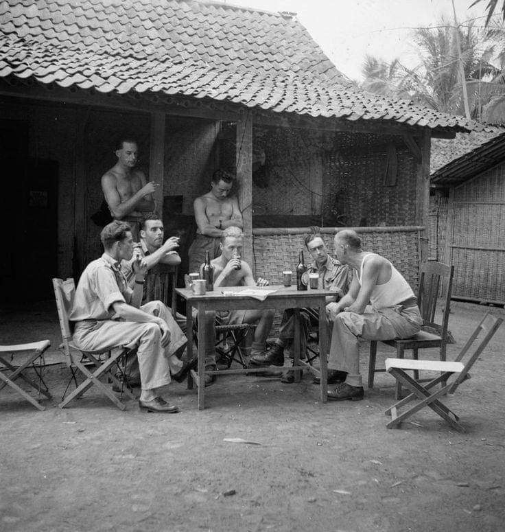 Sekelompok tentara Belanda sedang minum bir bersama setelah melakukan perjalanan udara, Banyumas, 1947. 📷 Nationaal Archief