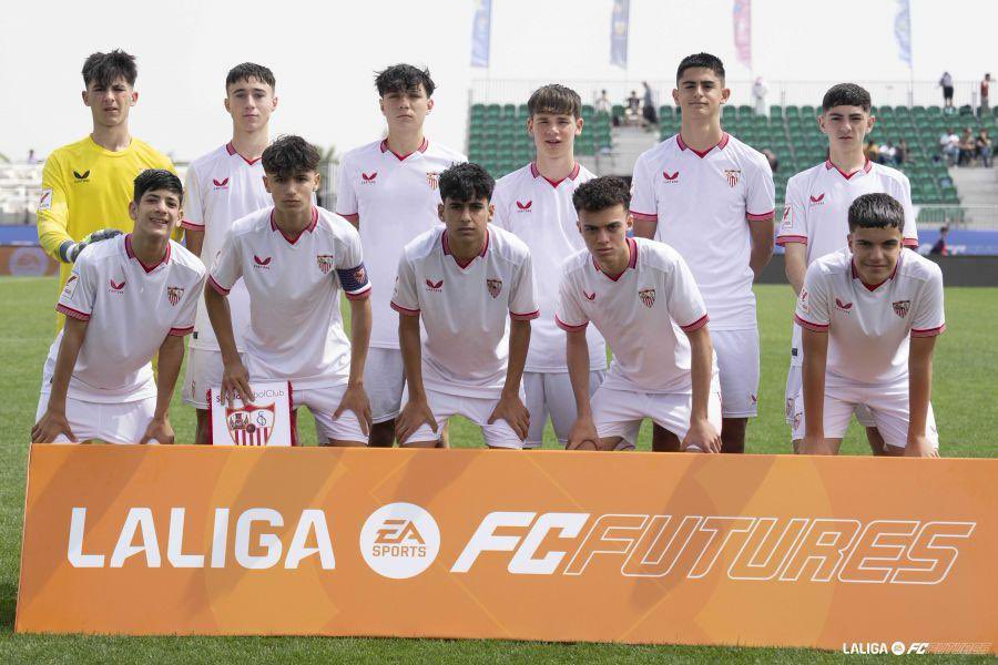 CanteraSFC's tweet photo. TORNEOS | El #SevillaFC, a la final de #LALIGAFCFUTURES tras imponerse en los penaltis en el derbi de semifinales. Espera la @CanteraGrogueta (15.00 horas):

#SevillaFCInfA 🤍❤️ 1-1 Real Betis

 #CanteraSevillaFC https://t.co/jYAE2FSPxx