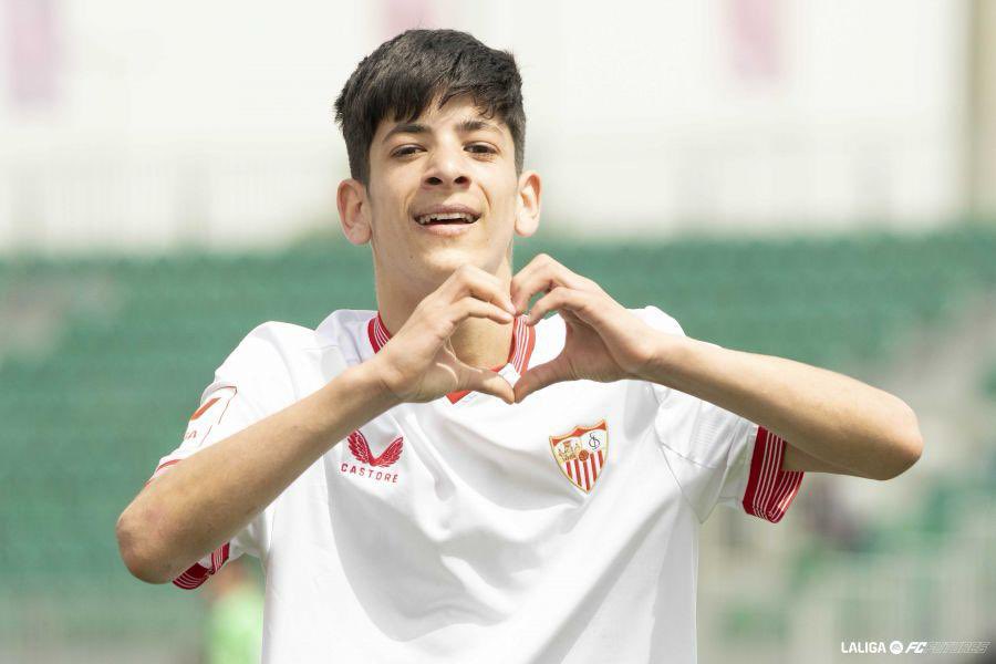 CanteraSFC's tweet photo. TORNEOS | El #SevillaFC, a la final de #LALIGAFCFUTURES tras imponerse en los penaltis en el derbi de semifinales. Espera la @CanteraGrogueta (15.00 horas):

#SevillaFCInfA 🤍❤️ 1-1 Real Betis

 #CanteraSevillaFC https://t.co/jYAE2FSPxx