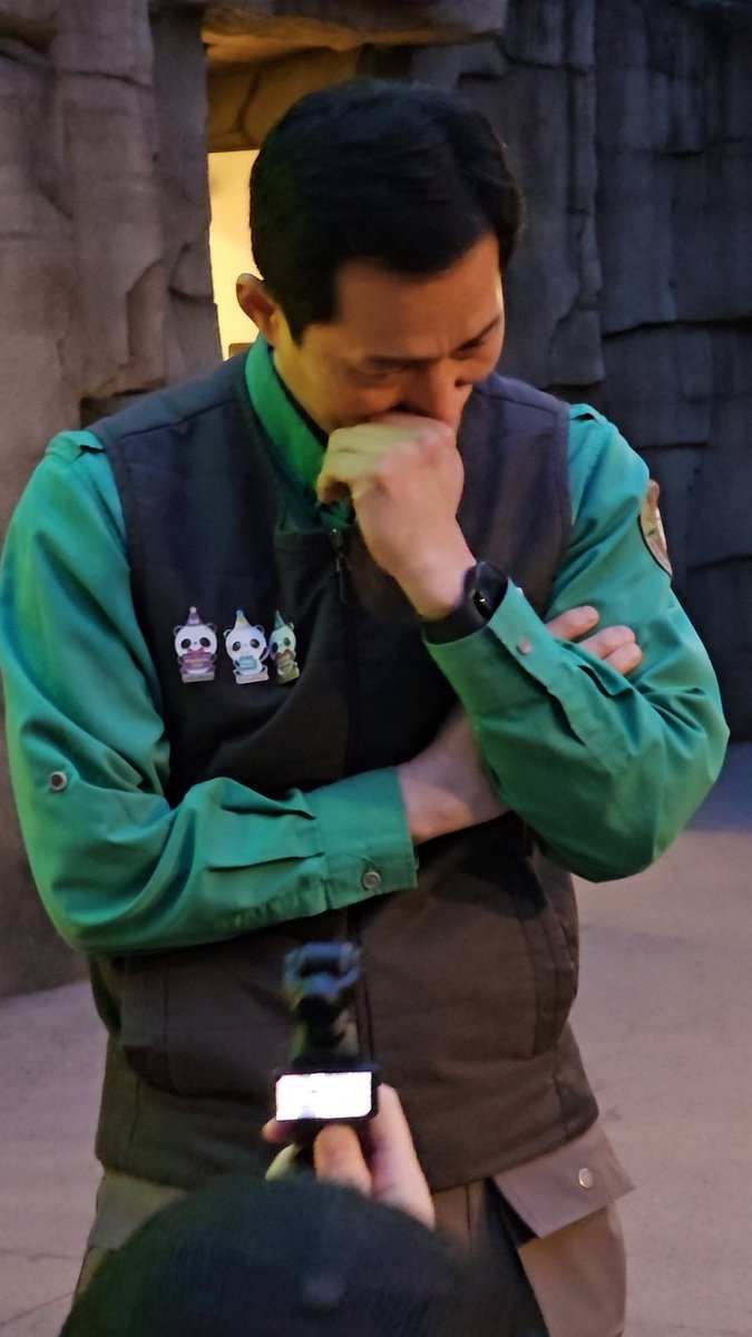 나 오늘 진짜 눈물 꾹꾹 참았는데
할부지들 우시는 모습에 눈물 팡 터졌어 ㅠㅠ
강바오님 송바오님 마음을 내가 어찌 알겠어..
울애기 푸바오 정말 금이야 옥이야 키웠잖아..