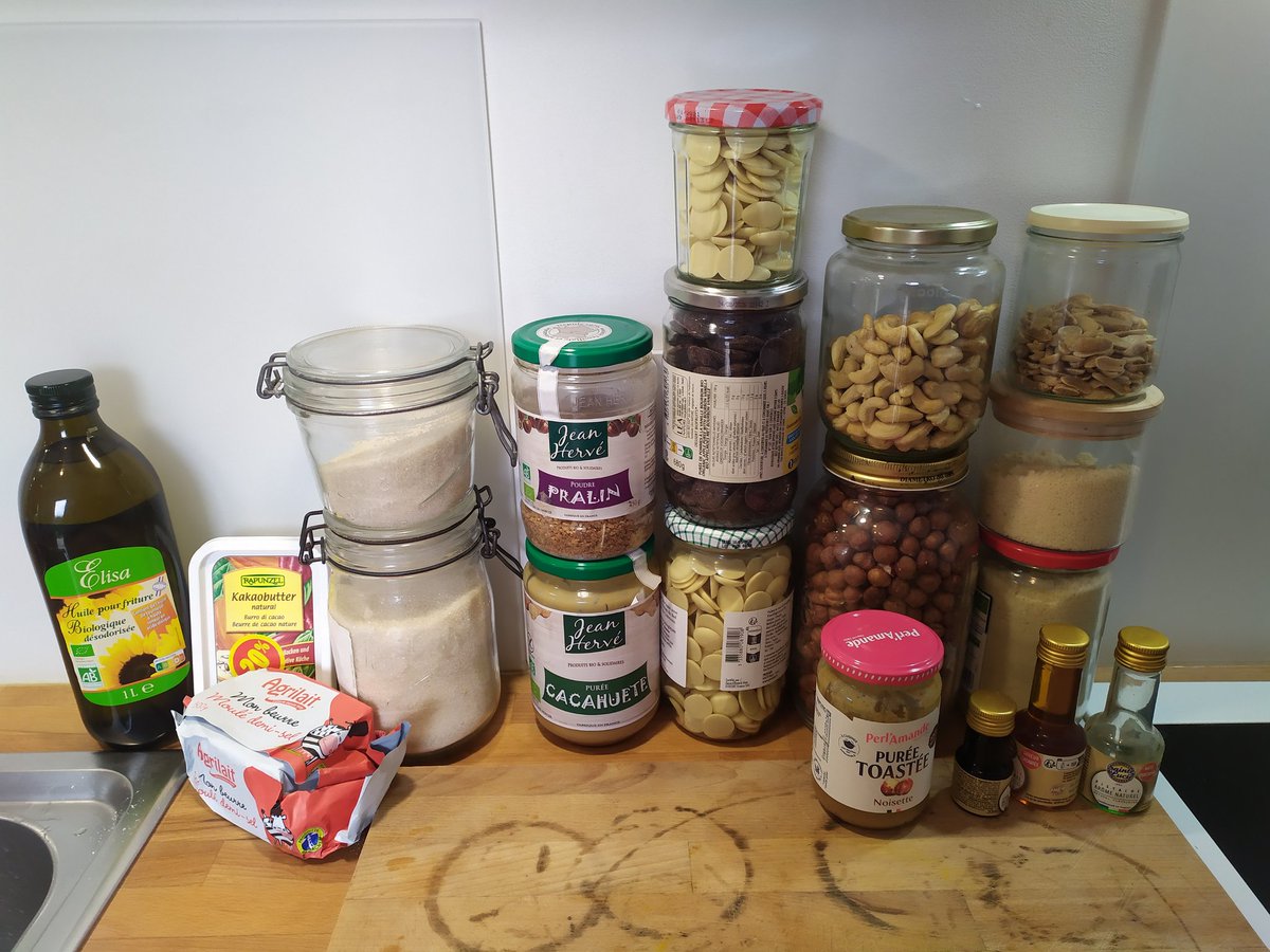 Ce week-end, on attaque les préparatifs de la buvette du Contenders #2 <a href="/RoazhonCore/">Roazhon Core ➡️ RoazhonContenders#2 08-09 Mars !</a>
- rangement et désinfection de la cuisine, 
- confection des pralinés et des premiers gâteaux (qui iront au congel, vous inquiétez pas 😁), 
- atelier pâte à sucre pour les touches de déco.