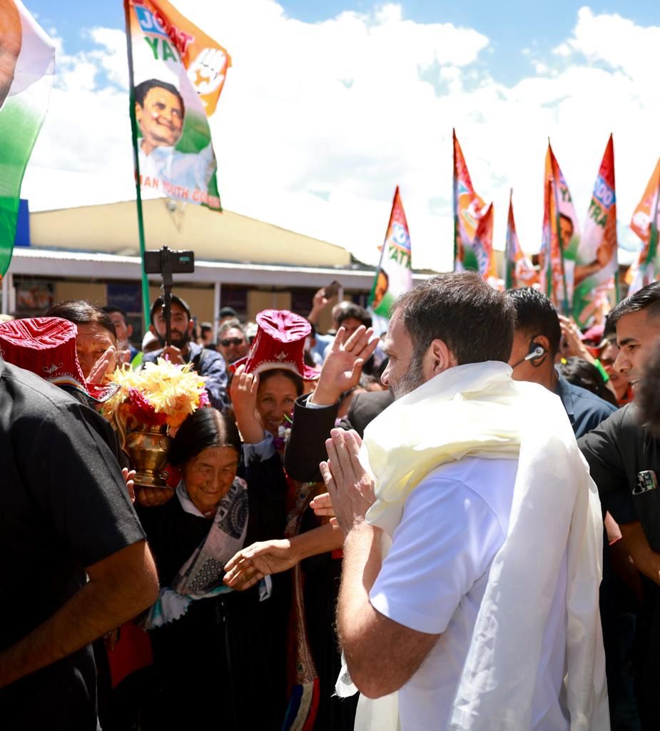 Aamir_hussainnn's tweet photo. Ladakh will always be with you and the idea of @INCIndia. Our country is based upon ideas of Integrity secularism socialism and equality. We will never ever fall for the idea of RSS.
More power to you @RahulGandhi ji..
@Allavaru @IYC @srinivasiyc @smanladakh @Mani_IYC https://t.co/EgJtWvOSlX