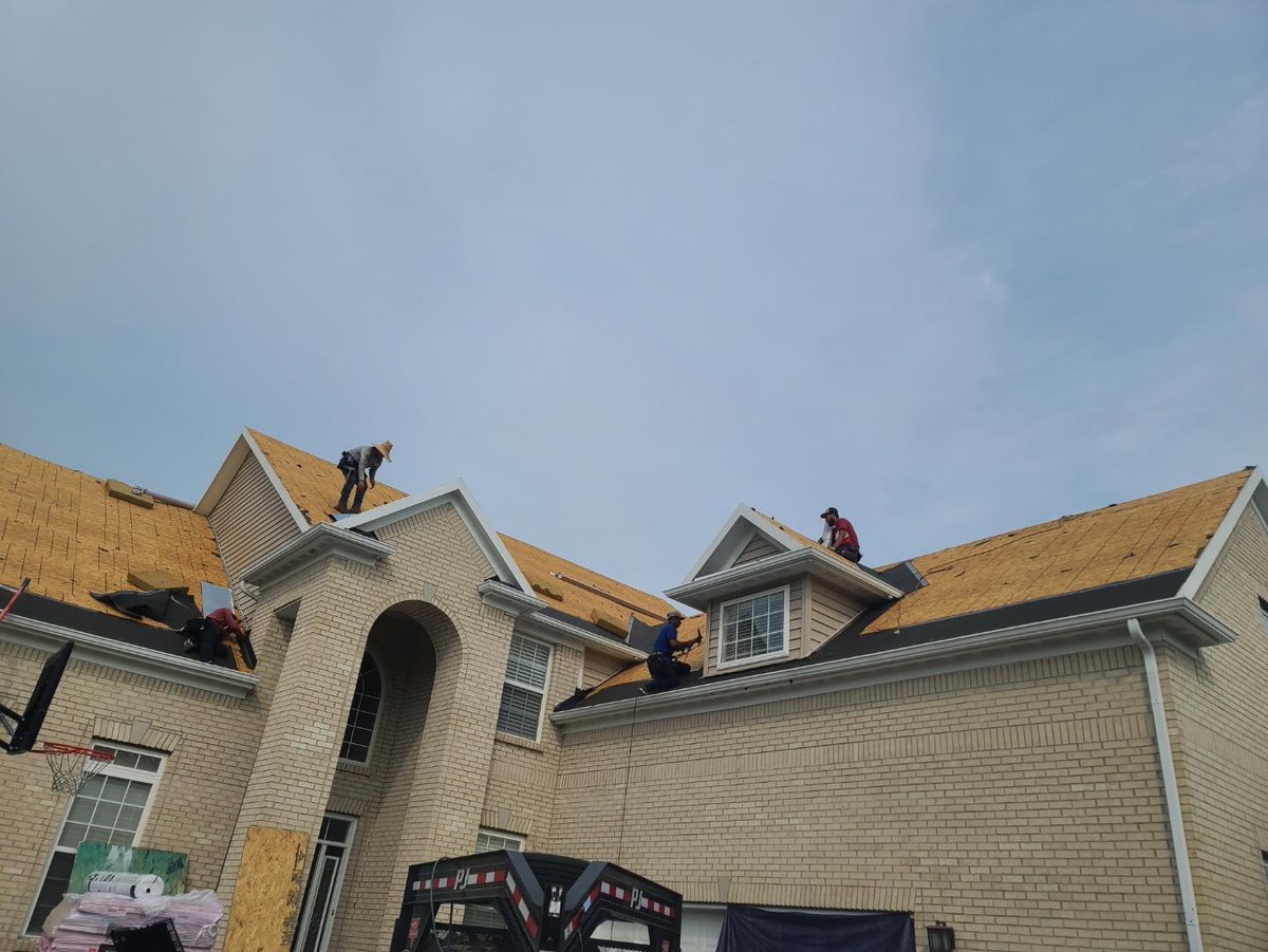 Indianapolis is the location where flat roof competence meets the horizon. With our expert flat roof services, you can improve the appearance and security of your property. get in touch with us right away. #IndianapolisRoofingLLC #RoofingServices