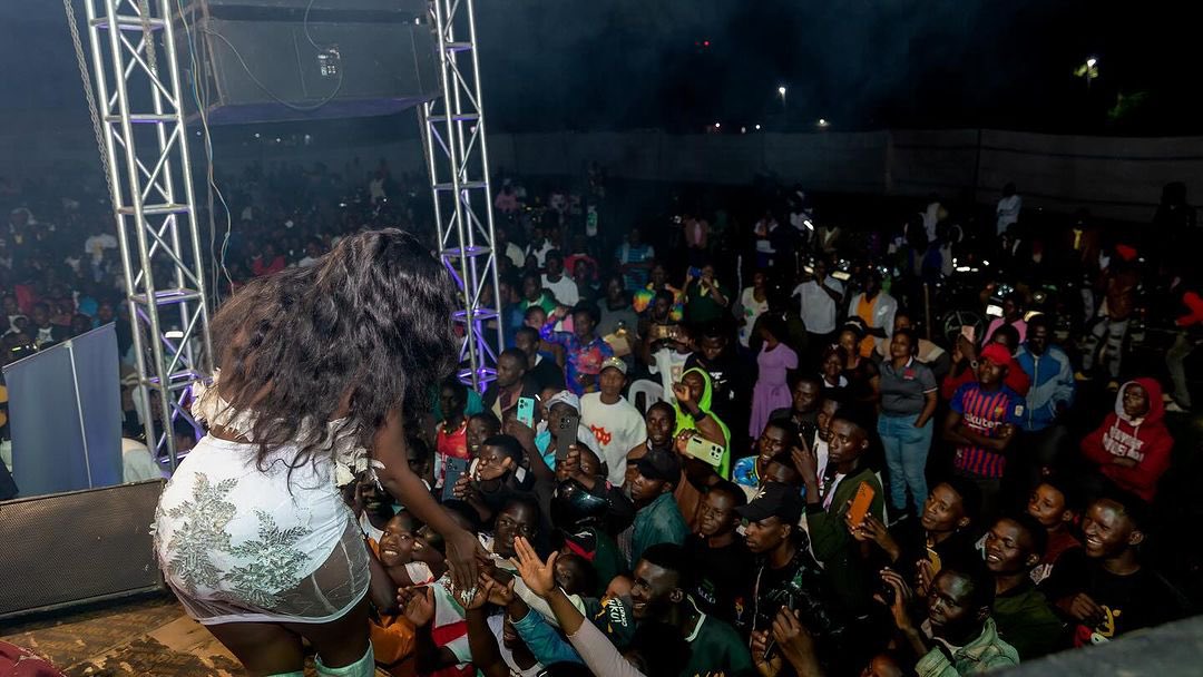 LydiahJazmine's tweet image. KAGADI Mukisaawe Sold Out Too! 🥹🙏🏾❤️
See God! The Enemy Shall Never Prosper 🤩
I Truly Feel Blessed! 🙌🏾
Thank you my people 🥳
#firstbornconcert #lydiajazminelive #extrashows