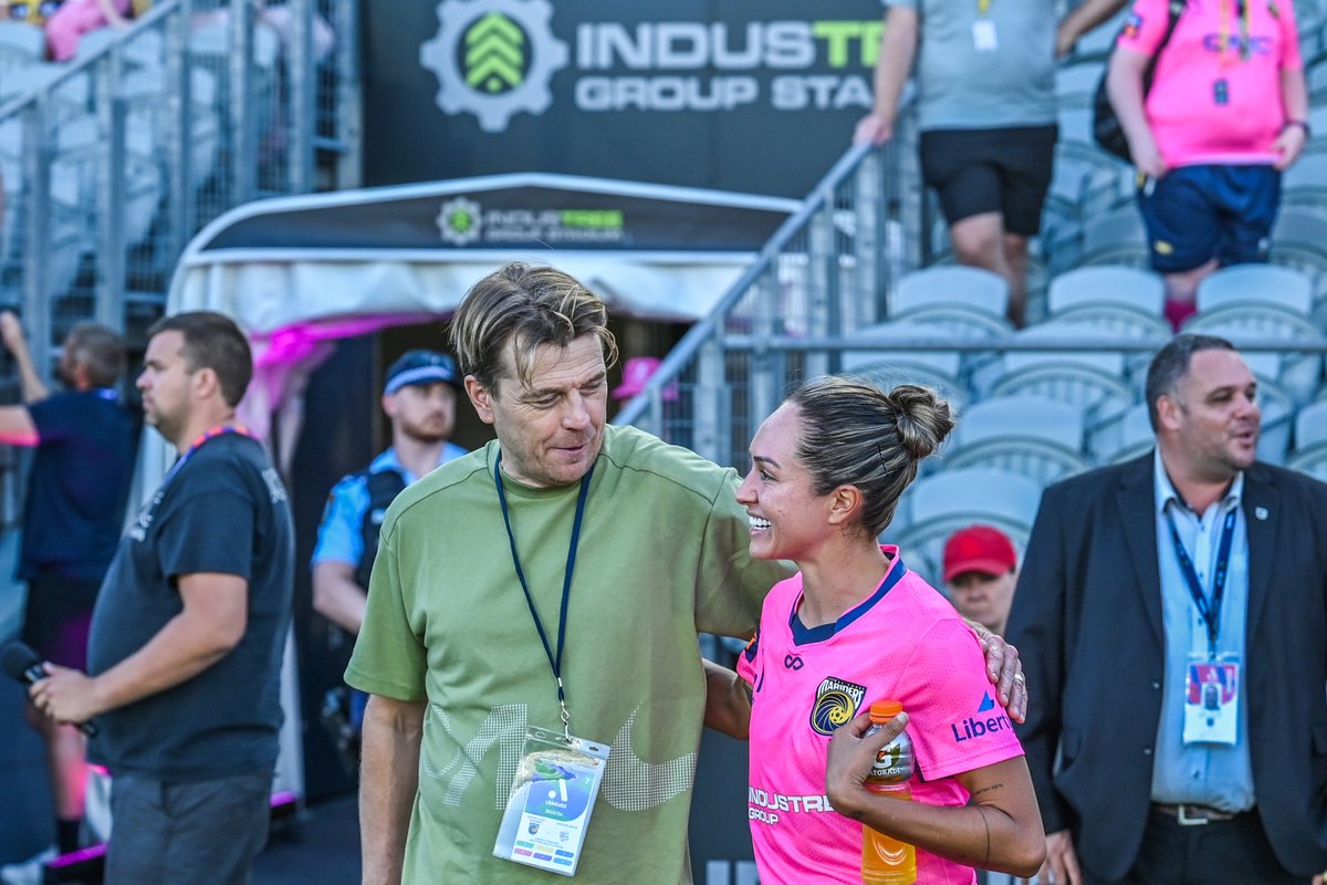 polytecstadium's tweet photo. WELCOME to #OurParadise🌴, Tony Gustavsson!🥳

@TheMatildas boss spent time talking with #Matildas veteran #KyahSimon who had the privilege of leading out the #Mariners at #IndustreeGroupStadium for the first time in a 2-0 win against Adelaide United😎

#CCMFC #CCMvADL #PinkRound https://t.co/xzO6jzHMbZ