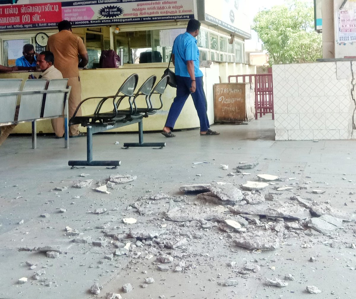 MaruthupandiN2's tweet photo. மதுரை மாட்டுத்தாவணி எம்ஜிஆர் பேருந்து நிலையத்தில் மேற்கூரை ஐந்தாவது முறையாக இடிந்து விழுந்து சேதம்.!!
#Madurai 
@city_madurai 
@MID_TEMPLECITY https://t.co/JTHGC1bHRx