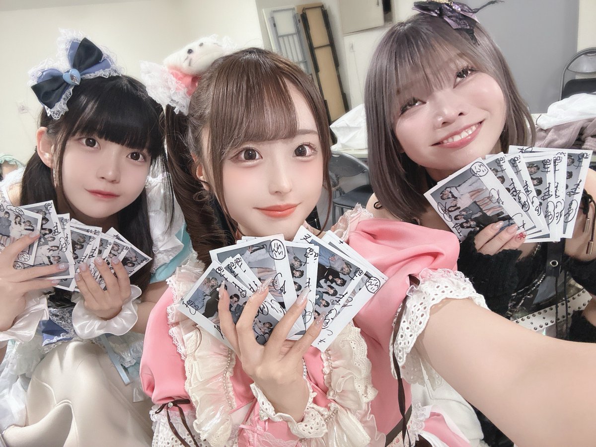 Yoruamiofficial's tweet photo. 【 💫よるあみからハピハピお届け企画🌟 】

LIVE MVがたくさんの人に見つかってほしい気持ちを込めて...❤︎
サイン入りデカチェキを30名様にお届け📮➰
たくさんのご応募お待ちしております❣️

◇応募方法◇
❶公式Xアカウントをフォロー
❷引用元ポストをRP(リポスト)

#よるあみ https://t.co/rH3cBwSBpX