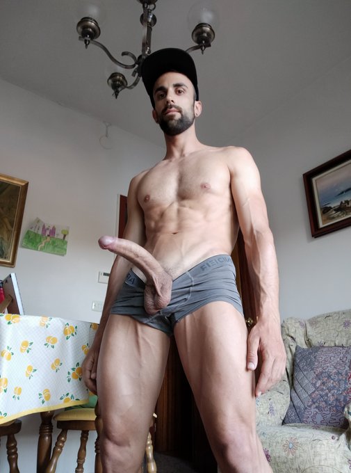 Only bottoms can reply to this 🍆🍑😏 https://t.co/ZqxfJPnwHD