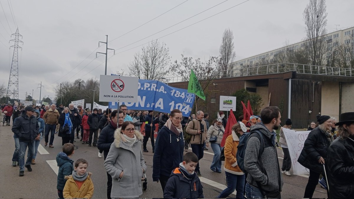 Environ un millier de personnes à Carrières sous Poissy (Yvelines) pour protester contre le projet de 2X2 voies entre A 13 et A15.