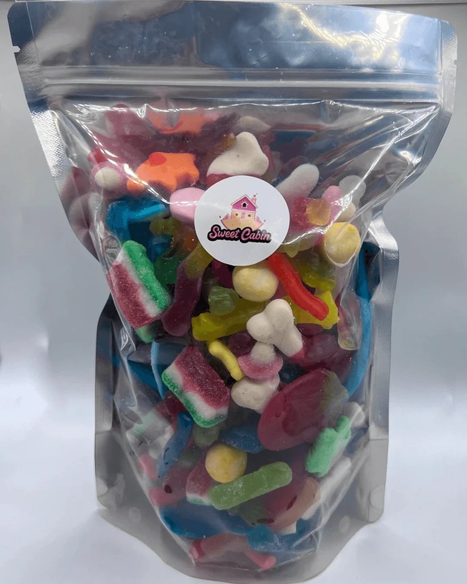 sweet sunday time, we're giving away a 1kg bag of our assorted mix 😋😋 to enter: - follow @SweetCabinUK - RT this post winner picked tonight :)