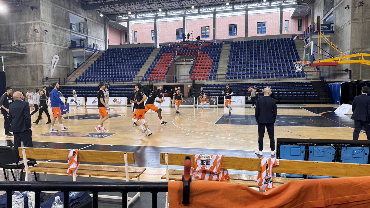 Los de <a href="/NaranjaTsunami/">TsunamiNaranja 🍊🥬🍍</a> hoy van a animar al <a href="/basquetcoruna/">Leyma Basquet Coruña 🍊</a> a pie de pista #FamiliaNaranja