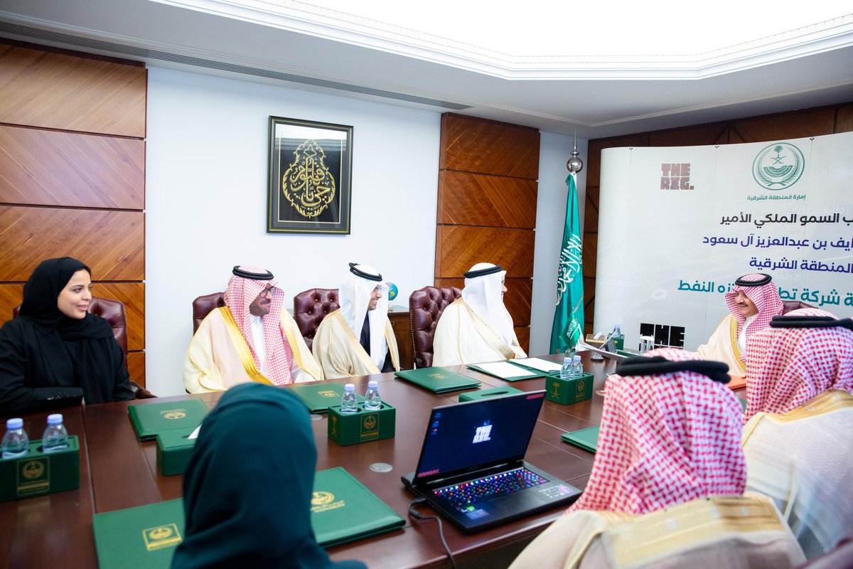 emara_sharqia's tweet photo. وثمّن أمير المنطقة الشرقية، التعاون والتنسيق والتكامل بين الجهات المعنية لدعم هذه المشاريع الاستثمارية النوعية والمميزة، والتي تعكس الطفرات التي تعيشها المملكة في ظل دعم القيادة الرشيدة – حفظها الله-  ووفق مستهدفات رؤية السعودية ٢٠٣٠، لرفع معدلات جودة الحياة، حيث يأتي هذا التوقيع لانطلاقة مشروع استثماري مميز، والذي دون أدنى شك سيكون عائده إيجابياً على المنطقة وسيوفر فرص عمل لأبنائها وبناتها وسيكون مقصداً سياحياً وتنموياً متميزاً، بإذن الله.

وتضمنت الاتفاقية الاستثمارية إنشاء وتطوير وتشغيل وصيانة محطة للسياح والزوار ومرسى لليخوت والطائرات المائية ومهابط هليكوبتر وعدد من الانشطة المساندة لخدمة المشروع ، حيث يعتبر أول وجهة سياحية في العالم مستوحاة من منصات النفط البحرية بالخليج العربي مما يجعل المشروع فريد من نوعه على مستوى العالم حيث يشتمل على منصة بحرية وسط الخليج العربي ومحطات بكورنيش الدمام بالمركز الحضاري وكورنيش الجبيل والمشروع الرئيسي هو منصة وسط الخليج العربي بالقرب من جزيرة الجريد يتضمن فنادق ومدن العاب متنوعة ورياضات وانشطة بحرية ومغامرات متنوعة والمحطات تتضمن مرافق لخدمة الزوار والسياح ومهابط للطائرات العامودية ومرسى للطائرات المائية ��اليخوت والمنصة تشتمل على 3 فنادق و 11 مطعم وسيشكل المشروع نقلة نوعية بالترفيه والسياحة والانشطة البحرية ووسائل النقل بما يدعم عناصر جودة الحياة.

حيث تُسهم هذه الاتفاقية في تحقيق مستهدفات رؤية المملكة 2030 في الرفع من جودة الحياة وتنمية وتنويع الاقتصاد.

من جانبه، أكّد معالي أمين المنطقة الشرقية المهندس فهد بن محمد الجبير، أن هذه الاتفاقية الاستثمارية جاءت ضمن الجهود التكاملية بين الجهات، فيما يحقّق رفع مستوى الخدمات المقدمة، وفق رؤية المملكة 2030، مشيراً إلى أن التعاون المشترك والمستمر بين القطاعات له أهمية ودور مثمر، لتحقيق الرؤى والوصول إلى الأهداف الإستراتيجية المشتركة.

وشدّد الجبير على حرص أمانة المنطقة الشرقية على استثمار المزايا النسبية للمنطقة والتعاون مع الشركات التابعة لصندوق الاستثمارات و كافة القطاعات لتقديم الخدمات التي تصب في مصلحة المواطنين والمقيمين، وتلبي حاجتهم بتقديم مختلف الخدمات لتطوير وتنمية المنطقة، بما يتماشى مع تطلعات القيادة الرشيدة، وتوجيهات سمو أمير المنطقة الشرقية، وسمو نائبه -حفظهما الله-.

ولفت الجبير إلى أن أمانة المنطقة الشرقية قامت بطرح وتنفيذ عديدٍ من المشاريع الاستثمارية المميزة والنوعية، بالتعاون مع القطاعات المختلفة فيما يخص التنمية والفرص الاستثمارية، التي من شأنها تنمية المنطقة سياحيًا واقتصاديًا وتوفير الوظائف بما يحقق جودة الحياة فيها.

بدوره، ذكر الرئيس التنفيذي للشركة المهندس رائد نعيم بخرجي أن رعاية سمو أمير المنطقة لهذه الاتفاقية الاستثمارية خير داعم للمشروع الذي يعتبر الأول من نوعه حيث تُسهم هذه الاتفاقية الاستثمارية مع أمانة المنطقة الشرقية في تنمية وتنويع الاقتصاد، وتعظيم الفائدة من الموقع بالتكامل والشراكة مع الأمانة بما يحقق اهداف رؤية السعودية 2030.

وشهدت المنطقة الشرقية مؤخراً استقطاب لرؤوس الأموال المستثمرة، وحققت خلالها المركز الاول في جذب الاستثمارات الأجنبية، ويأتي هذا المشروع بعد تدشين سمو أمير المنطقة الشرقية سابقاً لحزمة من المشاريع الاستثمارية التي تبلغ تكلفتها 18 مليار ريال.