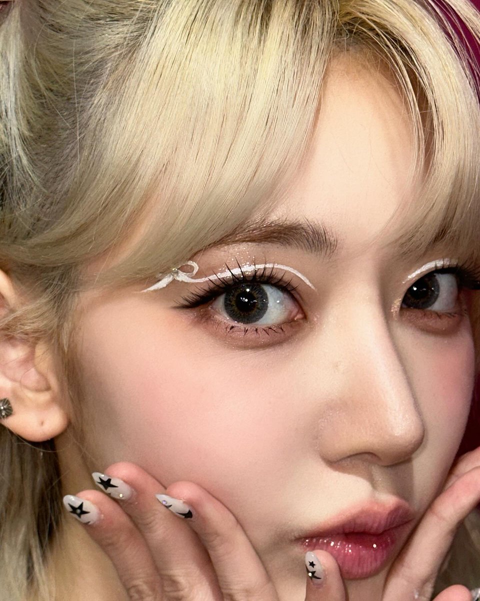 elsserafim's tweet photo. miyawaki sakura with her ribbon eyeliner 𐙚˙⋆.˚ ᡣ𐭩 https://t.co/tB4dy0feQZ