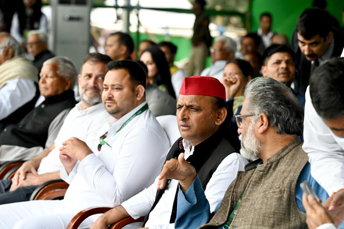 जब जोशीले नौजवान मिल जाते हैं
तो बड़े-बड़े तख़्त हिल जाते हैं!

#जनविश्वास_महारैली_पटना