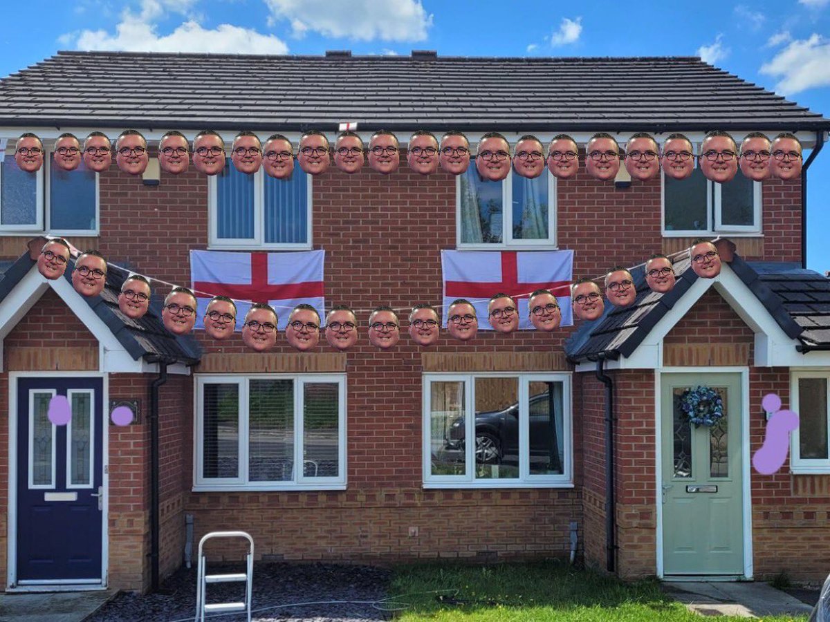 Just finished putting the Bunting up ready for the big game later 

#LetsGoBuntingMental