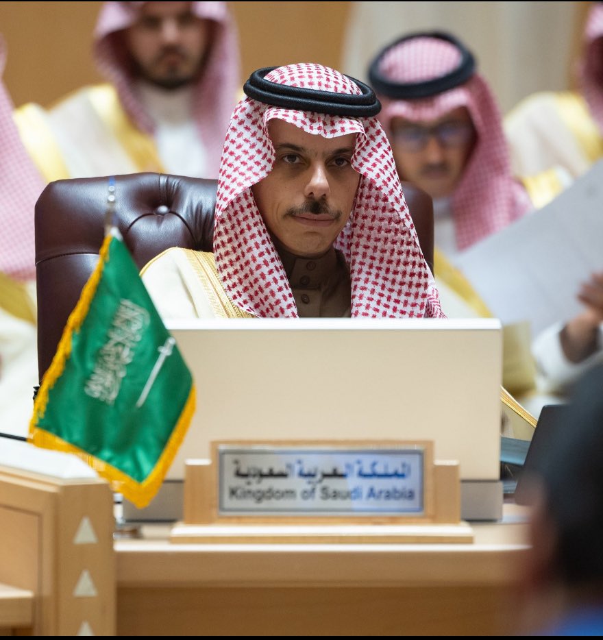 mansouralsaud's tweet photo. سمو #وزير_الخارجية الامير #فيصل_بن_فرحان @FaisalbinFarhan 

في صورتين بين ١٩٩١ و ٢٠٢٤ يخدم وطنه #السعودية 

في الاولى متطوع لحماية وطنه رغم صغر سنه وفي الثانية وزيرا للخارجية بأمر القيادة https://t.co/OBVaOsW3Ot
