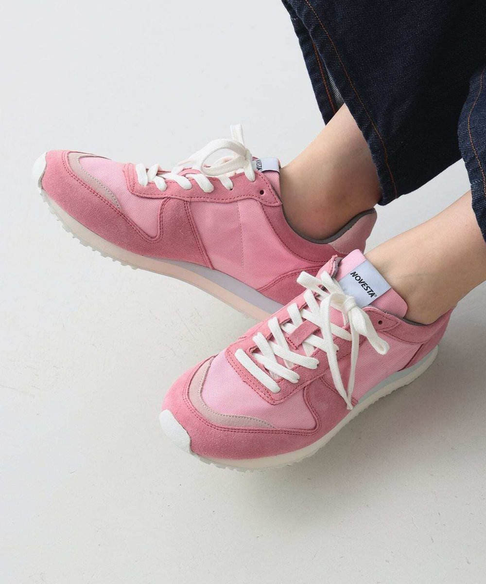 BEAMS_JP's tweet image. 春の足元に🌸
〈 #NOVESTA（ #ノヴェスタ ）〉のスニーカーをご紹介👟

クラシックなマラソンシューズを復刻💨
長く履いても疲れない軽量さとフィット感が魅力✨

きれいめスタイルを足元で崩す大人カジュアルスタイリングが叶います💯

アイテムはこちら✔
🔗bit.ly/48AAWWH

#demiluxebeams