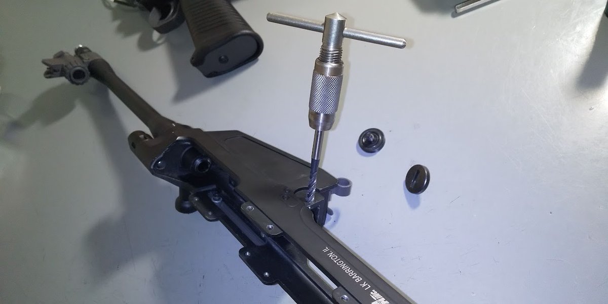 bemax_japan's tweet photo. CA製に限らず各社のSA58系はこの部分のねじ山がすぐに舐めてしまうので要注意です💀アッパーとロアー結合用の重要なねじなので作業する際はタップでねじ山を切り直しています👍
#CLASSICARMY #SA58 https://t.co/PBw73HIPiC