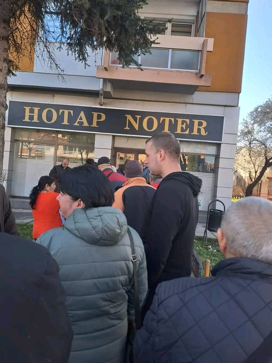 Патриотите од ДПМНЕ му го полнат џебот на NOTER Bashkim Ameti, бивш министер од редовите на ДУИ.

Толку од патроотизмот...