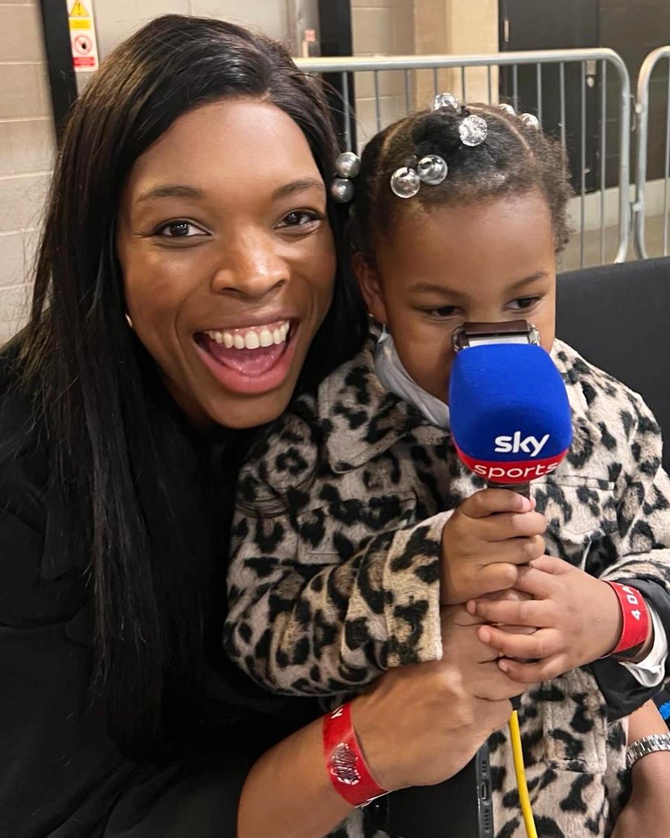 Great to be back with the @SkyNetball team yesterday for the rematch of last years @NetballSL grand final between @LboroLightning & @Pulse_Netball! Loved taking my mini me to show her what mummy does 🤩🥰 I’ll make a netball player of her yet! ❤️@NuffRespectMgmt xx