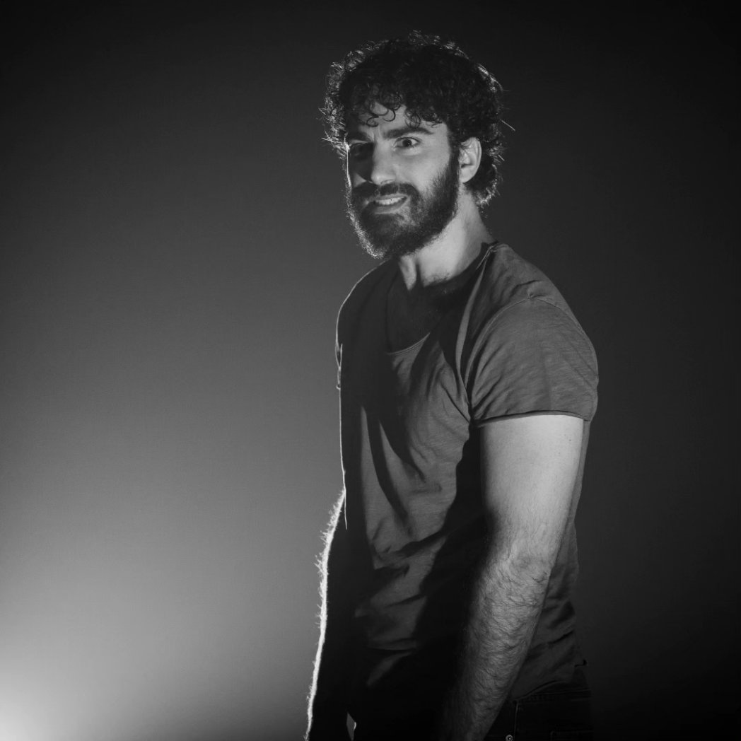 TEATRECBS's tweet photo. Compartim aquestes magnífiques fotos d'en @titollorca de l'espectacle En mitad de tanto fuego, que vam veure ahir al #teatredelloret.
Avui encara ens ressonen la intensitat de les paraules de Pàtrocle. Gràcies @alberconejero, @rubendeeguia i @xalbertig

#mylloret #teatre https://t.co/UdglqJuJxJ