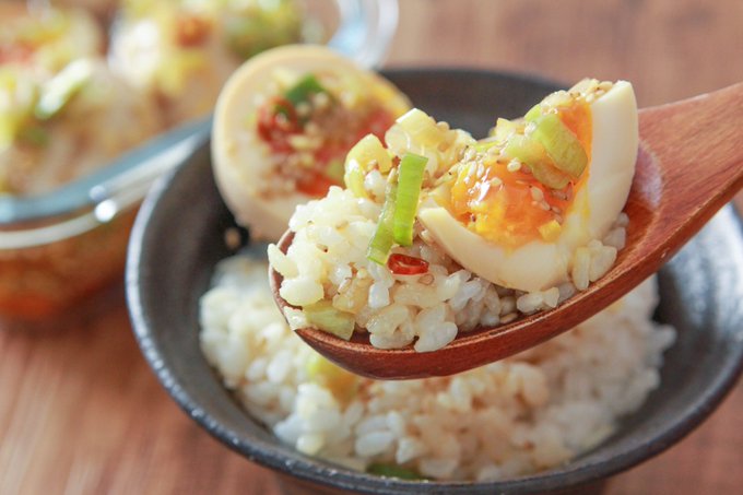 gogoigarashi's tweet photo. なにこの旨さ。久しぶりに【麻薬卵】作ったらやっぱりめちゃくちゃ旨い。このやばい漬けだれで無限白飯いけます。想像の倍のにんにく入れるのが正解

半熟ゆで卵6個、水・醤油各大5、砂糖・ごま各大1、おろしにんにく大1/2、ごま油・輪切唐辛子各小1、葱1/3本を容器に入れぴったりラップし冷蔵庫に一晩 https://t.co/M9I7PQHmWg