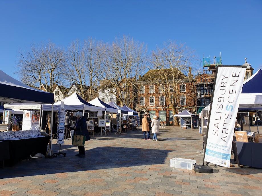 Come on down!!The first Arts Scene event on the #Market Place this year will be here until 4pm. Street food & live music make it a lovely afternoon and just look at the weather !! 🌞#salisbury #visitsalisbury #wiltshire #artsscene #art #livemusic #streetfood #experiencesalisbury