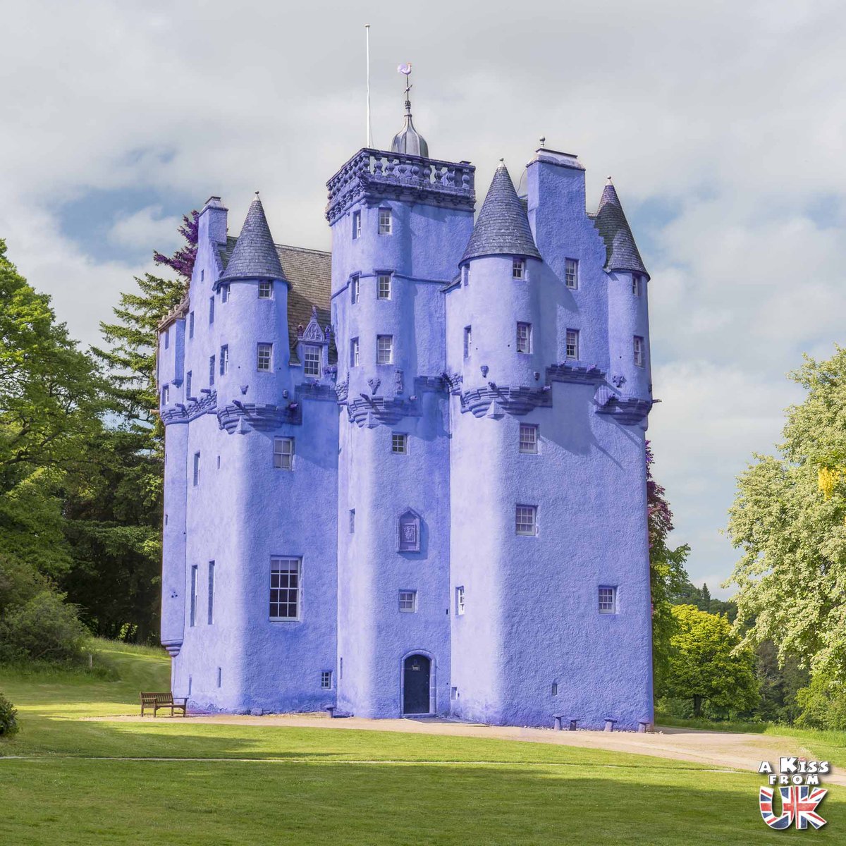 Après des mois de travaux, le @N_T_S se prépare à rouvrir le château de Craigievar au public. 🏴󠁧󠁢󠁳󠁣󠁴󠁿 La couleur rose originelle a été remplacée par un violet pastel qui rend ce château écossais encore plus unique 🎨🤩 Qu'en pensez-vous ? #VisitScotland @VisitScotland @visitabdn