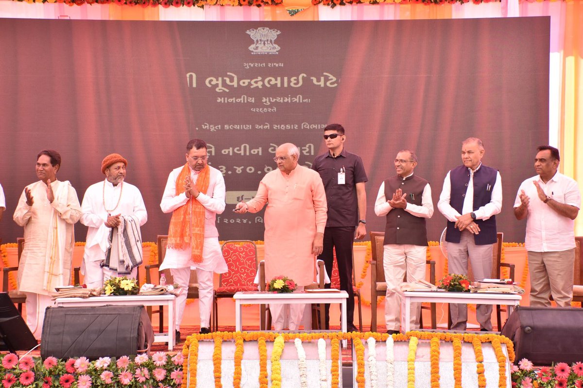 CMOGuj's tweet photo. મુખ્યમંત્રી શ્રી ભૂપેન્દ્રભાઈ પટેલના વરદ્હસ્તે આજે આણંદ જિલ્લામાં કુલ ₹106 કરોડના વિકાસકાર્યોના લોકાર્પણ અને ખાતમુહૂર્ત સંપન્ન થયા હતા. આ અવસરે મુખ્યમંત્રીશ્રી દ્વારા સેતુ સેવા ટ્રસ્ટના લાભાર્થે પ્રજ્ઞાચક્ષુ દિવ્યાંગોને સ્માર્ટ વિઝન ગ્લાસનું વિતરણ કરવામાં આવ્યું હતું. https://t.co/MAHOUdIvwA