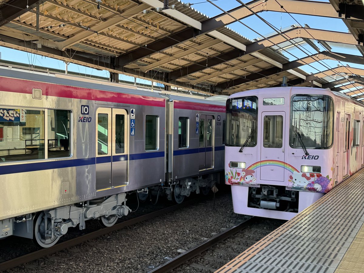 miorikopapa's tweet photo. 京王ライナーは新車かな⁈🤔
車輌・台車がピカピカでした✨✨✨
その横にキティー号が入線
帰りはマーク付きを。
#keio
#keioline
#京王
#京王線
#京王電鉄
#京王9000系
#京王9731f
#京王9000系ラッピング車両
#キティ電車
#keioliner
#京王5000系 https://t.co/sH1l5d6hXF