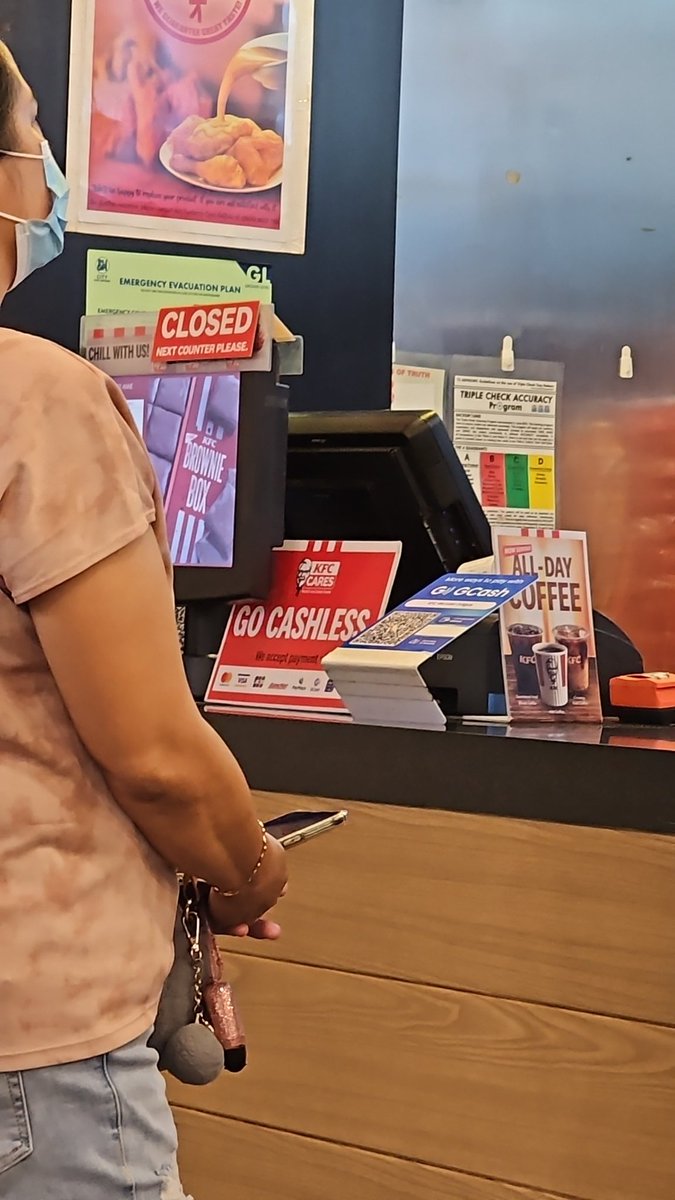 Jojit_B's tweet photo. @KFCPhilippines ang tapang maglagay ng go cashless pero gcash saka cash lang pala pwede. https://t.co/n7zUKUX93d
