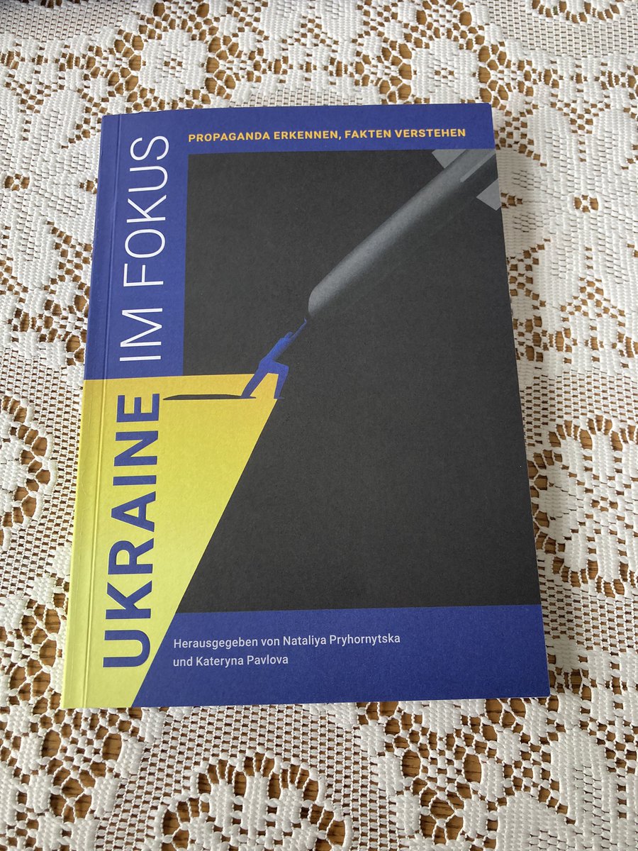 denistrubetskoy's tweet photo. Habe mich gefreut, mit zwei Kapiteln an diesem Buch mitgewirkt zu haben, das sich knapp und verständlich mit wichtigsten russischen Propaganda-Mythen über die Ukraine auseinandersetzt. Freue mich besonders, dass auch @MPKretschmer dank @NatalijaBock nun die Chance hat, das Buch zu lesen. Erhältlich an der Berliner Landeszentrale für politische Bildung @Pryhornytska
