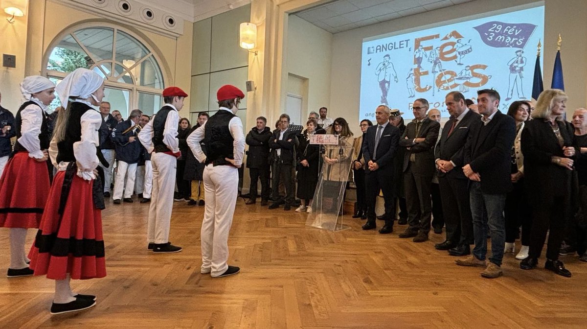 max_brisson's tweet photo. 🎷Fêtes patronales de la Saint-Léon ce dimanche matin à Anglet autour de son maire mon ami @claudeolive.
🥁Bestak on ! Hestas Bonas !
Belles Fêtes !
@VilleAnglet
#Anglet #Angelu
#SénateurdeTerrain. https://t.co/r0MssjVTVJ
