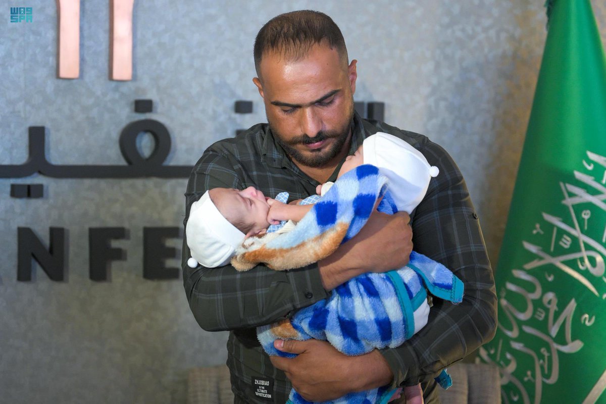 Dr_Naif777's tweet image. 🟢 انسانیت دوست ملک میں 

عراق کے پیدائشی جڑواں بچے "علی اور عمر" کا سعودی عرب نے جڑی حالت میں استقبال کیا، اور آج جدا حالت میں ان کو الوداع کررہا ہے ایک پیچیدہ آپریشن اور علاج کے بعد جو 18 تک جاری رہا 🇸🇦