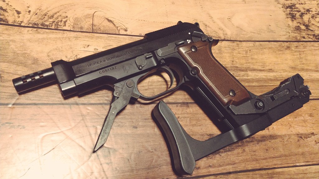 janm93r's tweet image. グリップ側の取付穴を貫通させ
程度によりストック側も削れば、
東京マルイM93Rにも
フォールディングストックを付ける事ができる。

M93R伝統的スタイルで且つ
カスタム電ハンにしてバリバリ使いたい貴方に。
#M93R #ベレッタ