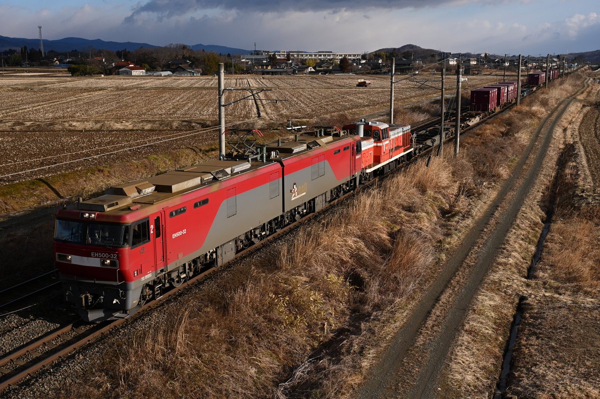 yurutetsu63's tweet photo. 2024/3/2.3
2080レ
3/2 EH500-32+DE10 3507+コキ17車
3/3 EH500-28+DE10 1729+コキ17車
郡山貨物ターミナルへ廃車回送

仙台総合鉄道部所属のDE10が2両帰らぬ旅へ
約50年の活躍お疲れ様でした https://t.co/rOHqKUWNQW