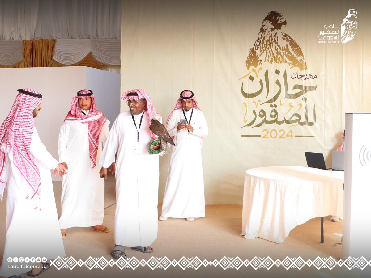 NCFSaudi's tweet photo. كرّم صاحب السمو الملكي الأمير محمد بن ناصر بن عبدالعزيز، أمير منطقة جازان ⁧#نادي_الصقور_السعودي⁩ 𓅃 في ختام ⁧#مسابقة_جازان_للصقور ⁩؛ لجهودهم المتواصلة بغية الارتقاء بموروث الصيد بالصقور ومساهمتهم في نجاح المسابقة https://t.co/heLl8RphYH
