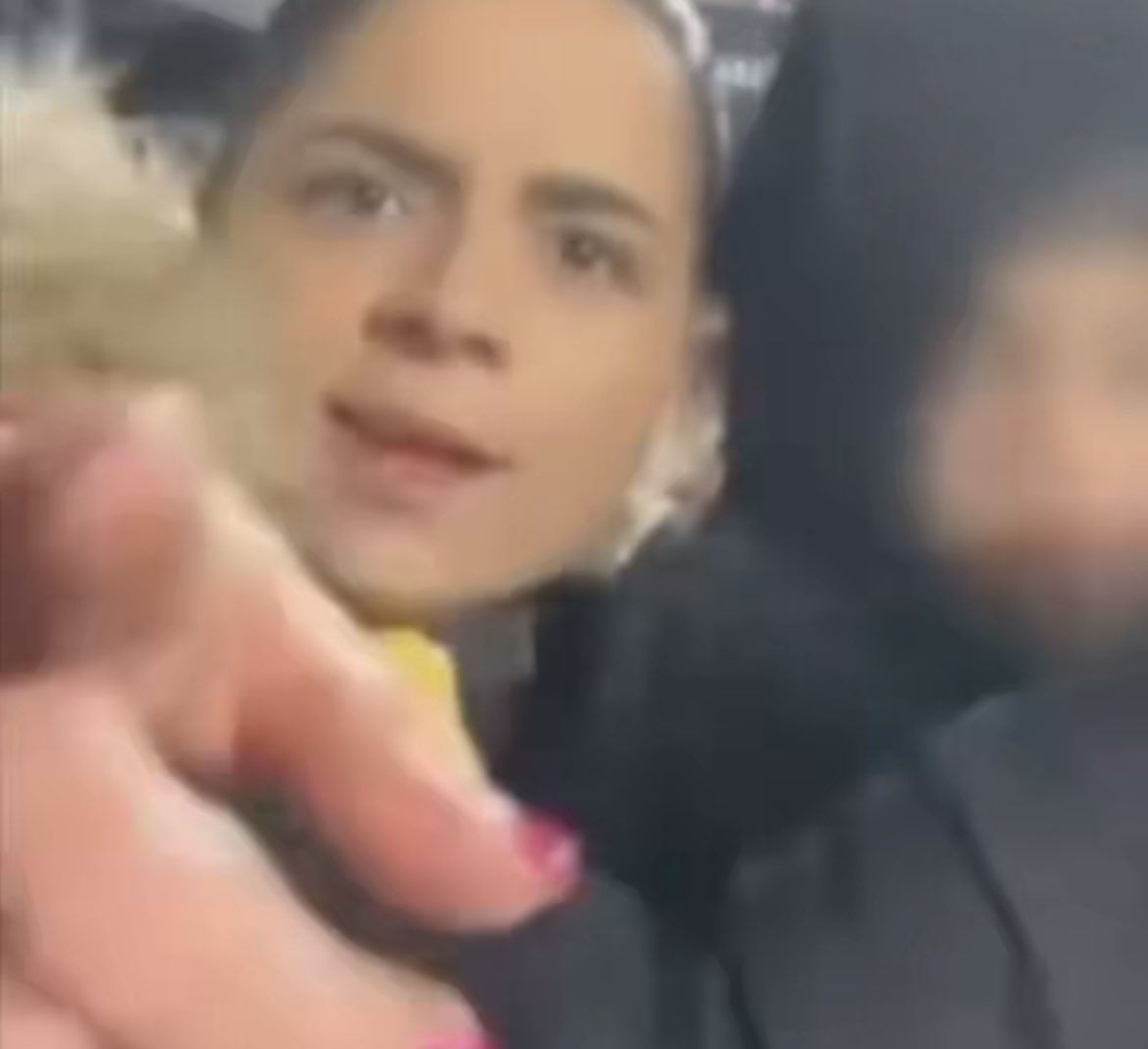 Se busca racista, que no sabe educar a su hijo. Esta es la cara de una tía que no tiene valores ni educación.

Ojalá no pise un campo de fútbol en su vida.