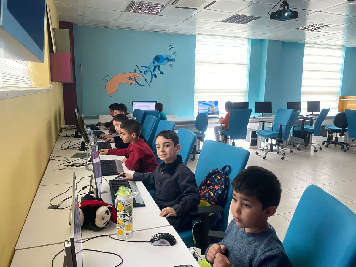 GSB_ErcisGM's tweet photo. Müjde!!!
İnovasyon Atölyesi kapsamında hafta sonları öğleden sonra Robotik 🤖 Kodlama Eğitimlerimiz başlamıştır.
#GSBGM https://t.co/0cFC6Q6bRF
