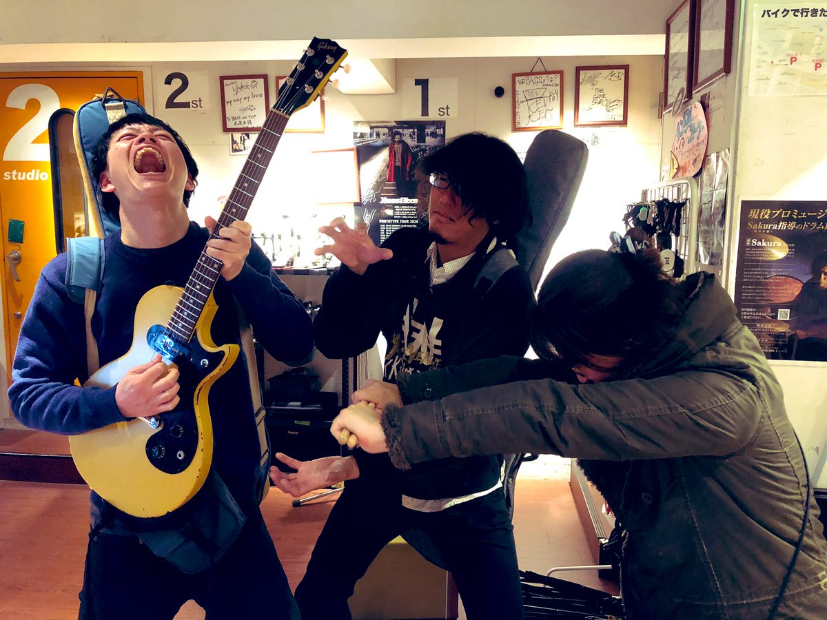 We are とても明るいバンド！
<a href="/TheOusamaKujira/">THE　王様クジラ</a> 
王様クジラは次のライブが
3/17日曜日
<a href="/paradice_info/">扇町para-dice</a> 
扇町パラダイスです！トリ！
MCに定評があります！お待ちしております！