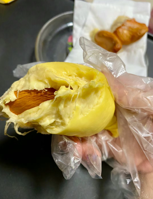 ドリアンの果肉は各種ビタミンを含み、栄養価が高く、独特の香りがあり、果物の王様と呼ばれています。