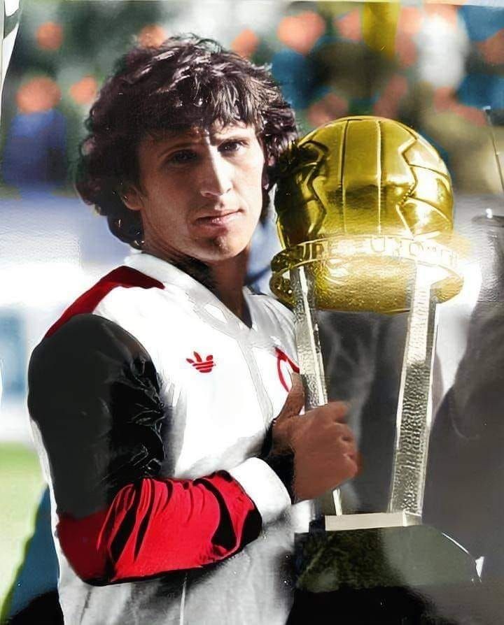 Hoje é Natal para a torcida do Flamengo.

Feliz aniversário para o maior ídolo da história do Flamengo.

O meia com mais gols na história do futebol.

Parabéns, Zico!