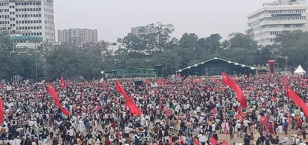 Dipankar_cpiml's tweet photo. The massive turnout despite inclement weather, the spirited participation of youth and the united assertion of red and green flags made today's #JanVishwasMaharally in Patna truly historic. Thank you Bihar for energising the battle for saving democracy and defeating fascism. https://t.co/DHucBrv7b3
