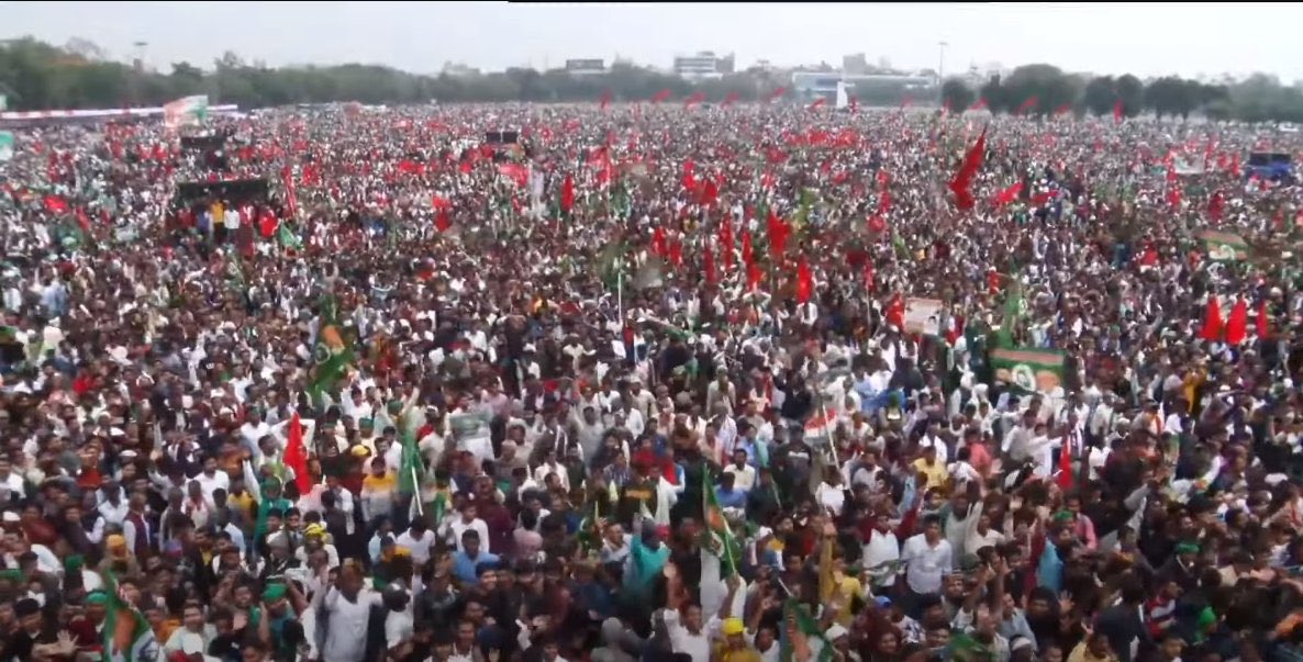 bhupeshbaghel's tweet photo. जो लोग पूछते हैं कि “परिवर्तन का सूचक” (Indicator of change) कैसा दिखता है?
उनके सूचनार्थ, उन्हें समर्पित.. यह “सूचक”
पटना के गांधी मैदान में आज उमड़ा यह जनसमुद्र समूचे अन्याय को अपने साथ बहा ले जाएगा.
इसी बिहार की धरती से गांधी जी ने उस वक्त के अंग्रेजों में ख़िलाफ़ बिगुल फूंका था.
आज उसी धरती से “न्याय” और “समानता” का जयघोष गूंजा है, जिसके लिए परिवर्तन ही संकल्प है.
परिवर्तन होकर रहेगा…