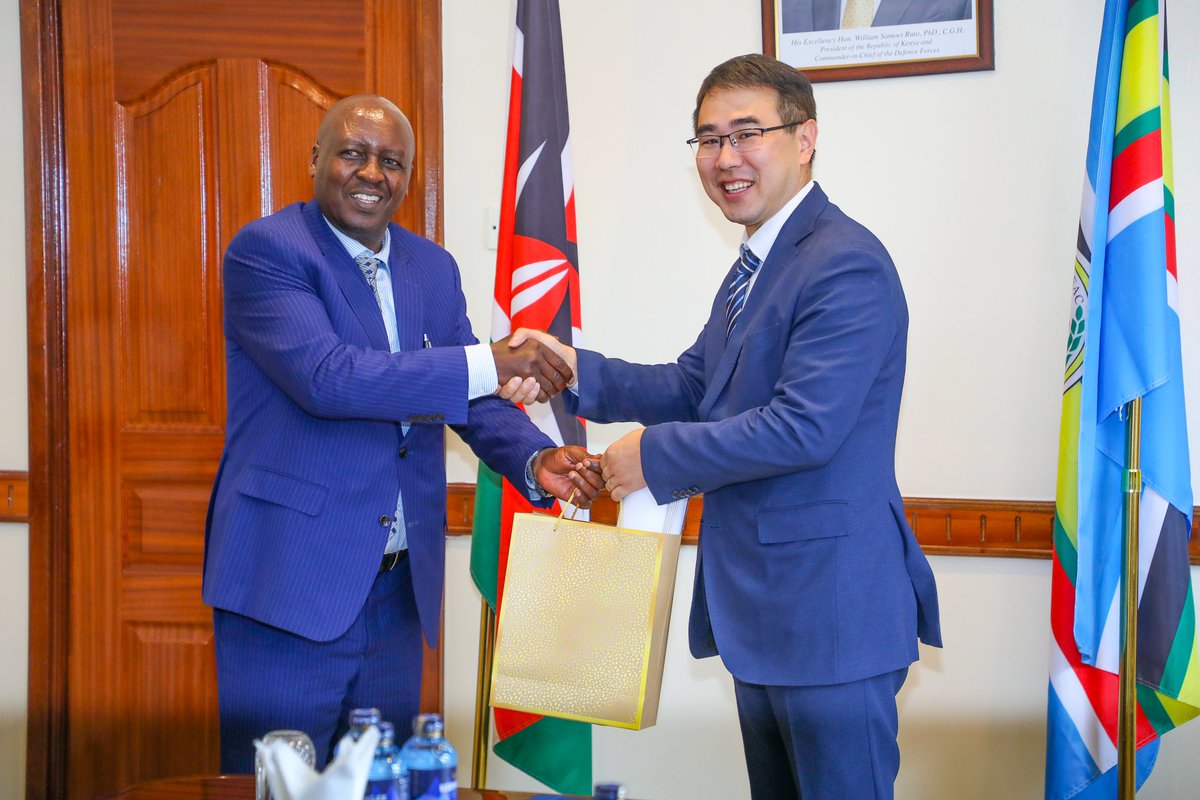 The Kenyan delegation led by PS Eng. Joseph Mbugua who was flanked by Kenya Railways MD Mr. Philip J. Mainga and @KeNHA DG Eng. Kung'u Ndung'u expressed gratitude for China's partnership which has seen the successful implementation of various crucial development projects in Kenya